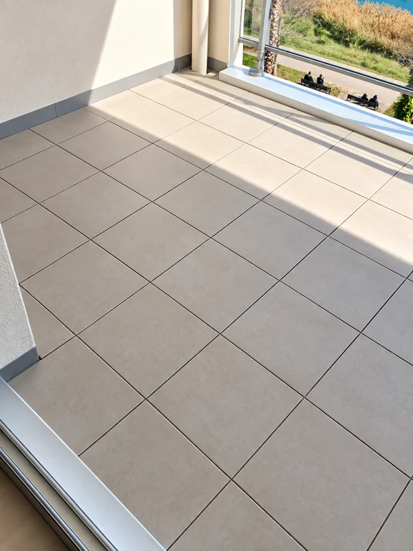 Carrelage grand format dans un intérieur lumineux